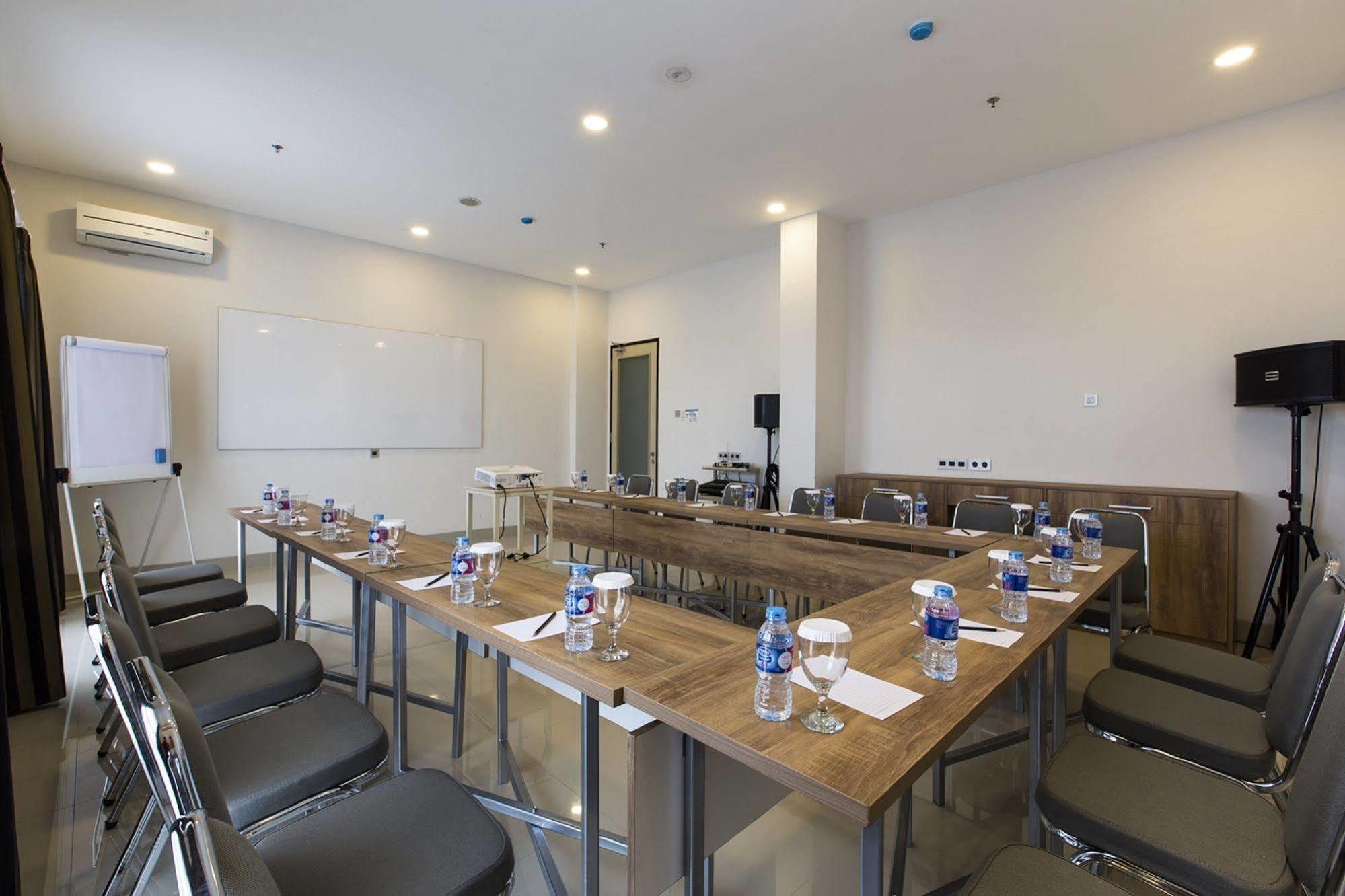 Sparks Odeon Sukabumi, Artotel Curated Екстериор снимка